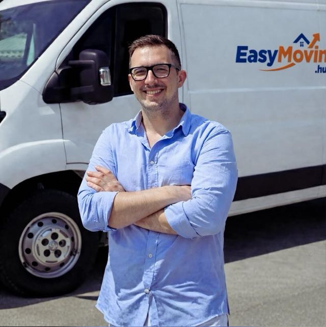 EasyMoving’in kurucusu Zámbó–Öğütçü Géza, taşıma aracının yanında